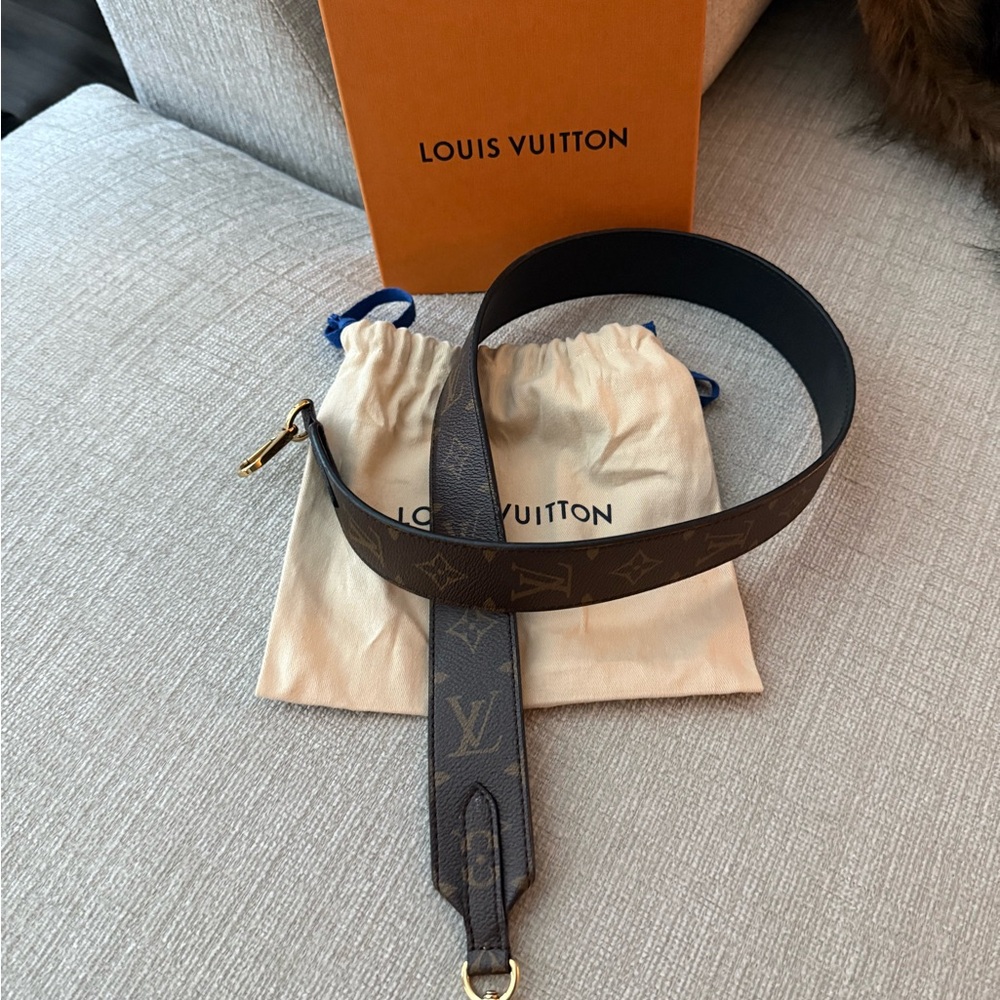 Louis Vuitton women’s handbag Monogram strap
